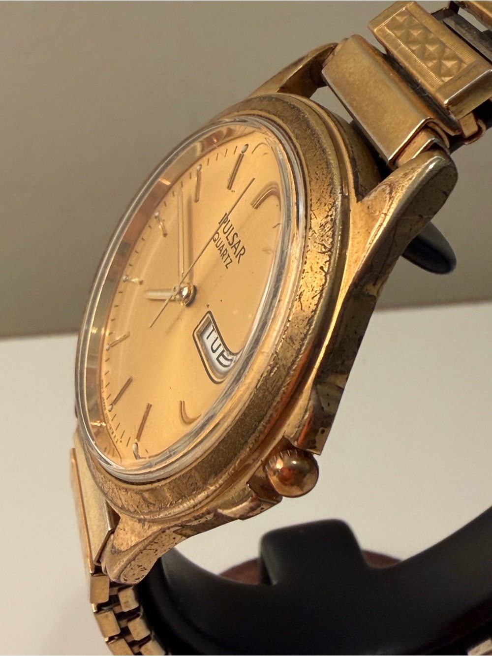 Vintage Pulsar Quartz Day-Date – Gold Tone Stretch Bracelet (36mm) - Picture 3 of 7